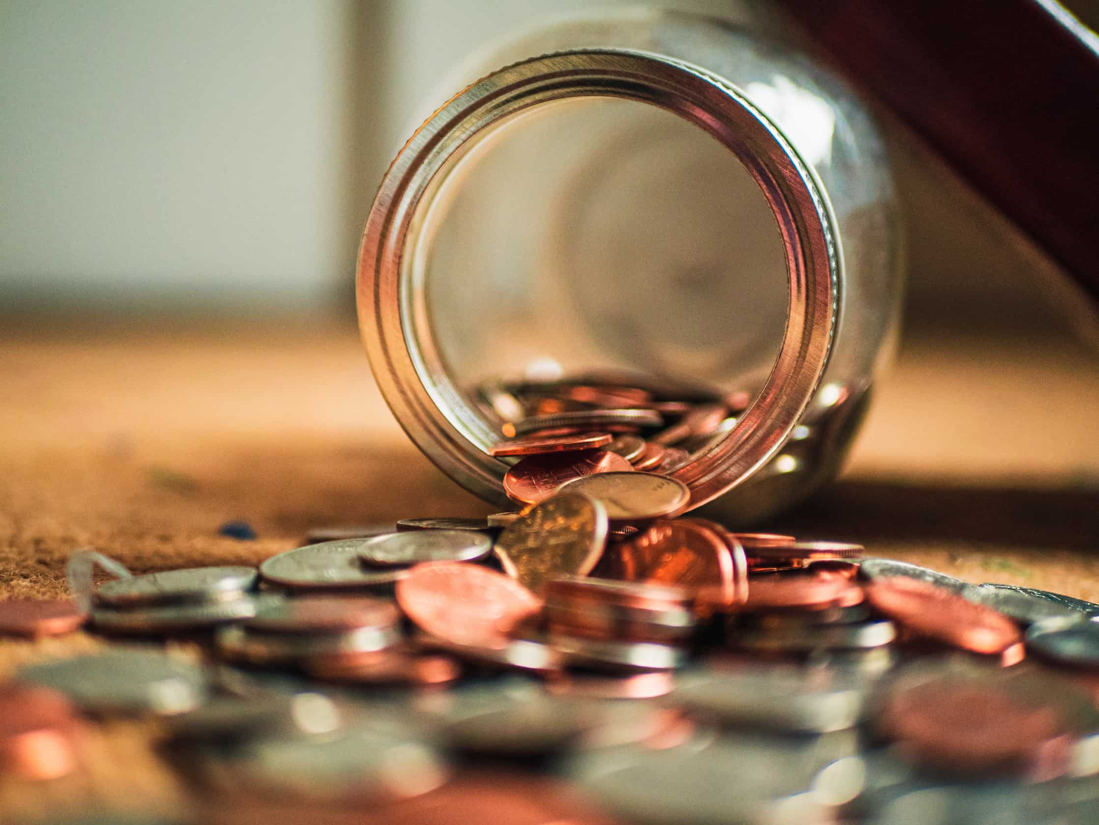 Разсипани монети върху маса